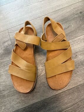 Women's Tan Strappy Leather Sandals - Comfortable Everyday Style size 9